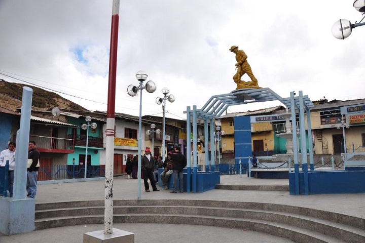 Foto de plaza de Quiruvilca con estatua sobre portal.