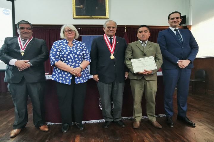 Foto con 5 personas de pie.