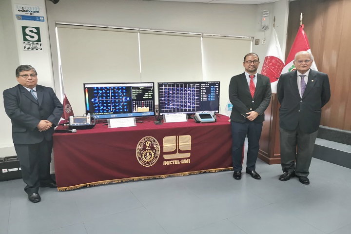 Director ejecutivo INICTEL-UNI y dos personas más, mostrando equipos con pantallas.